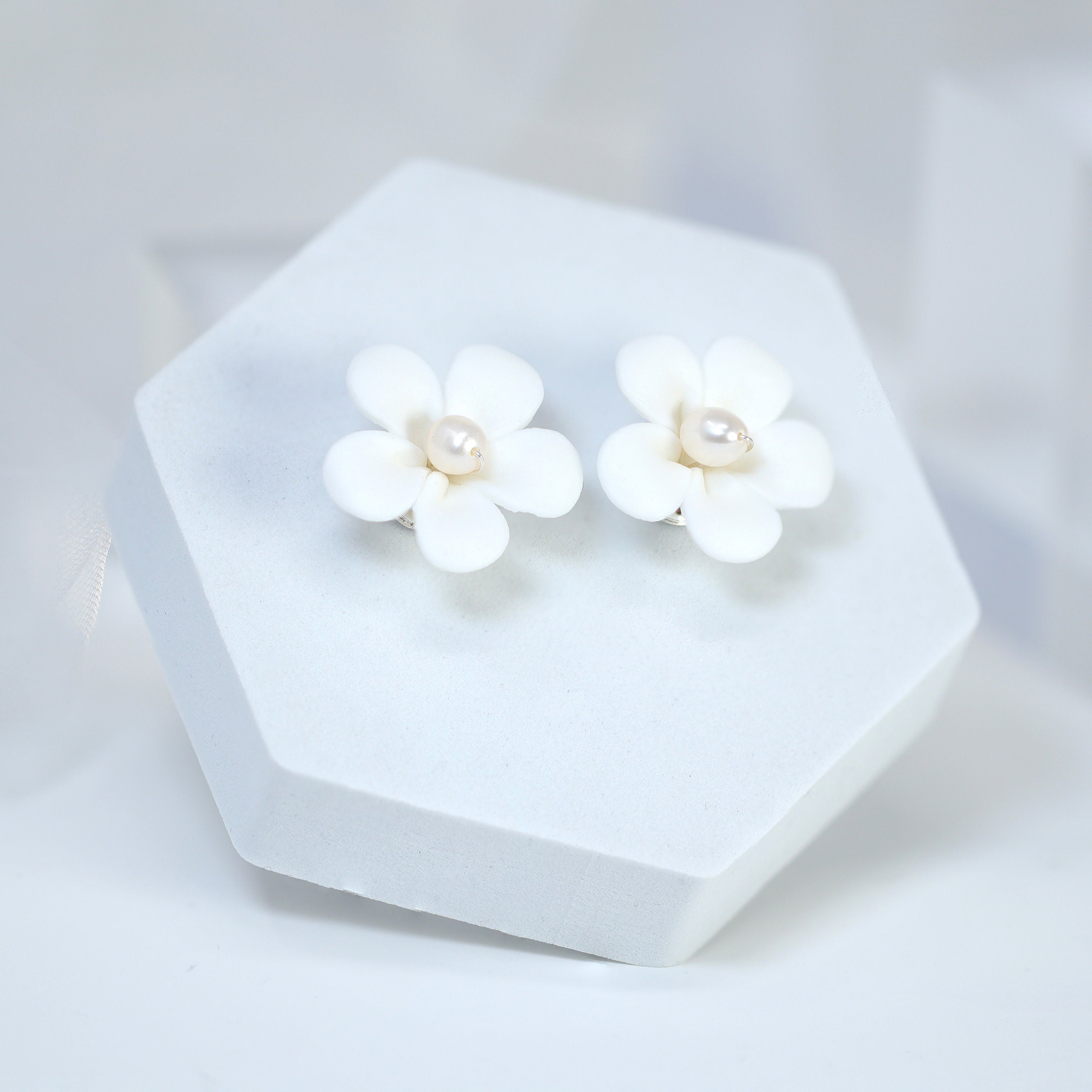 Porcelain White Flower Pop Out Natural Pearl Earrings, Bridal Jewelry, Stud Bridal Earrings, Ceramic Statement Earrings, Bridesmaid Earring.
