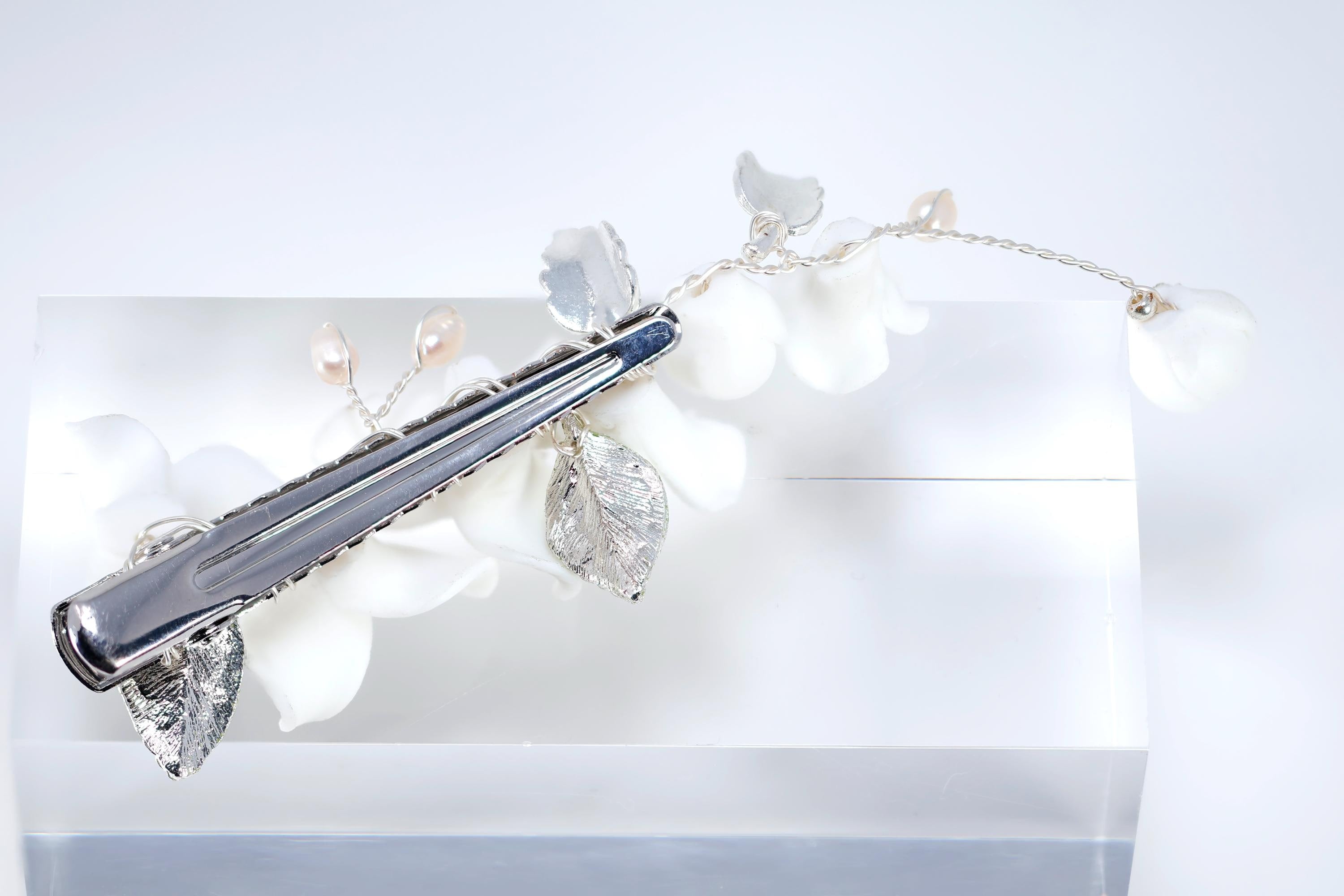 Natural Pearl Nature-inspired whimsy Jasmine Bridal Hair Clip, Bridesmaid Gift, Wedding Hair Accessory.