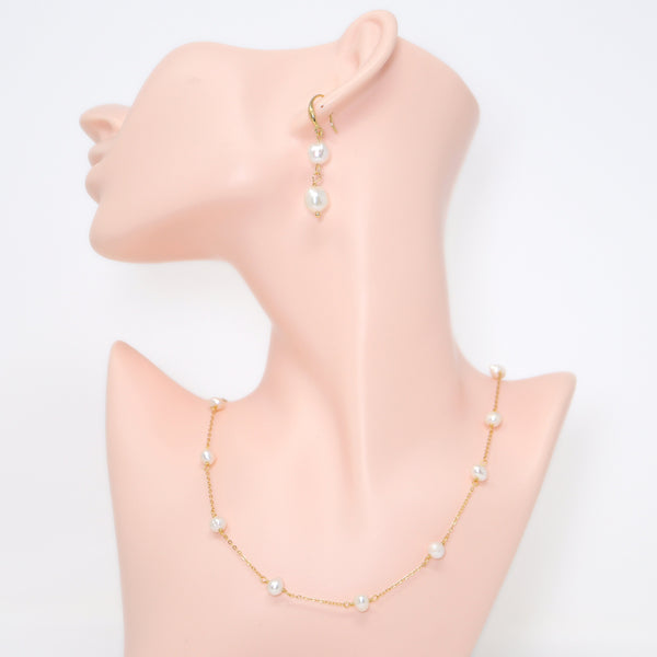 Bezel Pearl Necklace in Gold