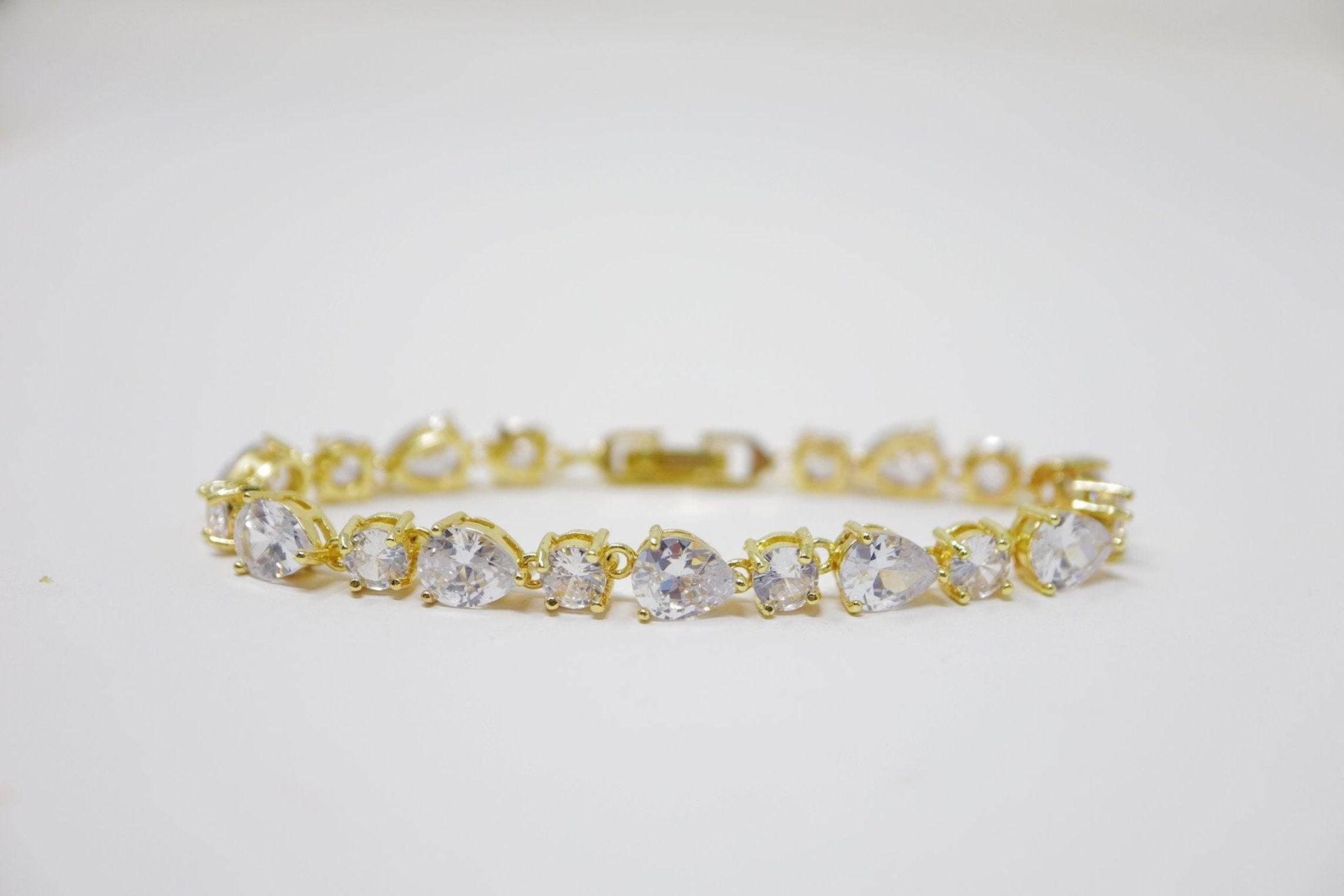 leave Drop Dainty Bracelet , Delicate Bracelet, Bracelet Femme, Wedding Bracelet, Bridesmaid Gift, Bride Bracelet, Bridal Bracelet.