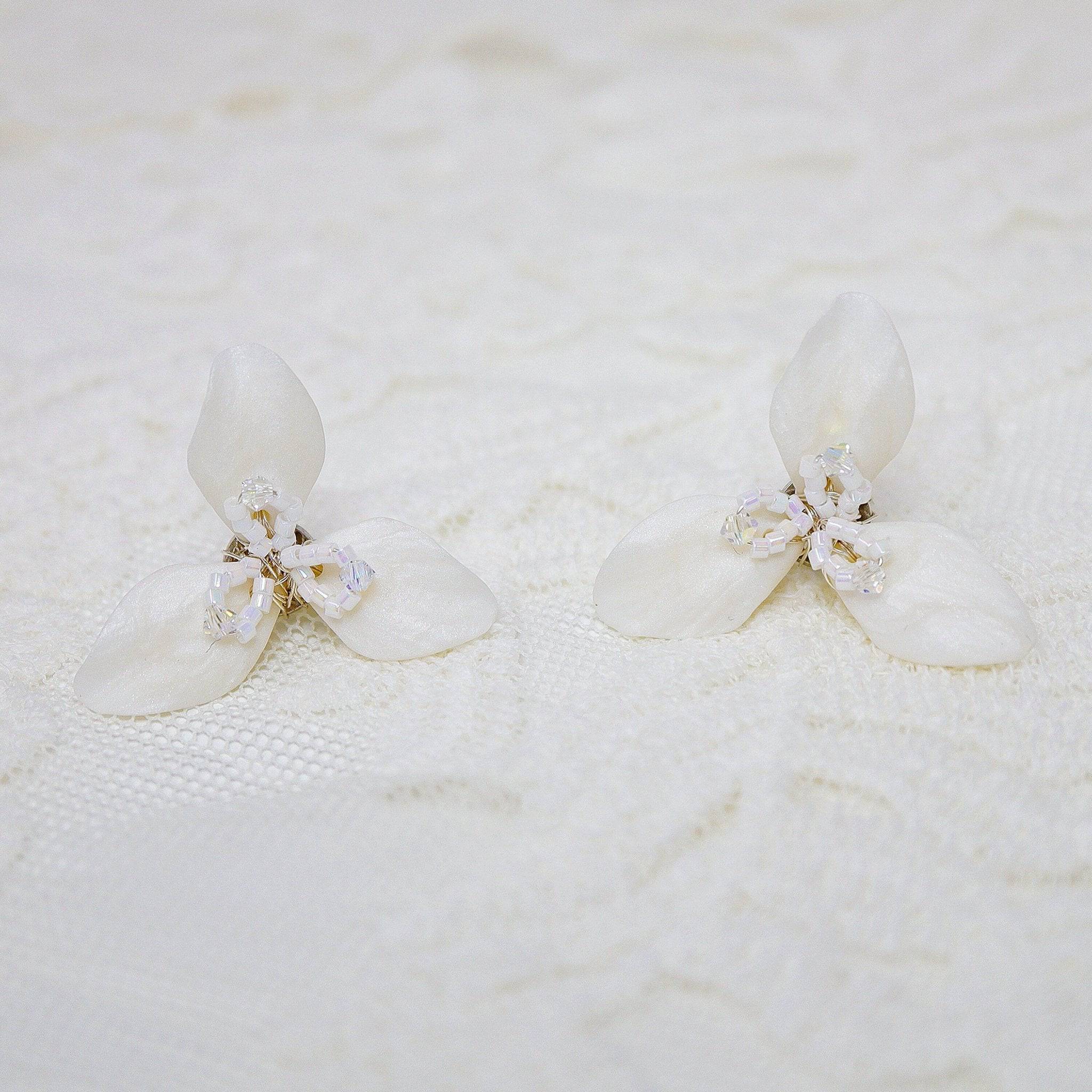 Swarovski Crystal White Flower Petal Stud Earrings, Bridal Jewelry, Stainless Steel, Statement Earrings Cz