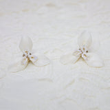 Swarovski Crystal White Flower Petal Stud Earrings, Bridal Jewelry, Stainless Steel, Statement Earrings Cz