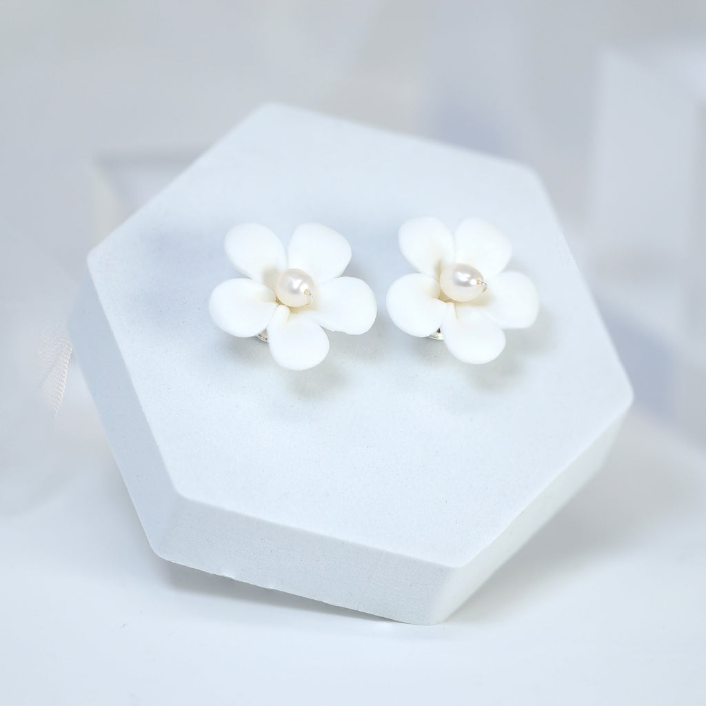 Porcelain White Flower Pop Out Natural Pearl Earrings, Bridal Jewelry, Stud Bridal Earrings, Ceramic Statement Earrings, Bridesmaid Earring.