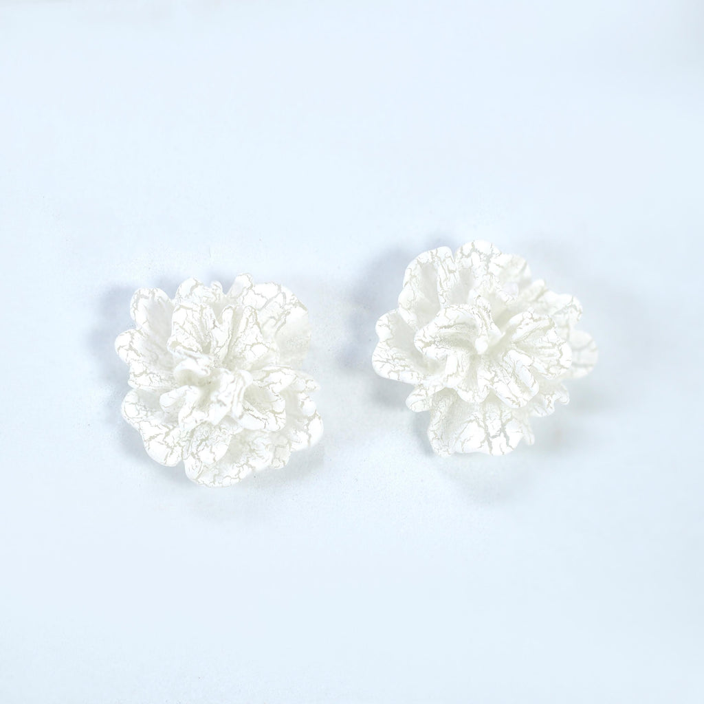 Textured White Flower Stud Earrings, Bridal Jewelry, Bridal Stud Earrings, Bridal Earrings, Statement Earrings, Bridesmaid Earring.
